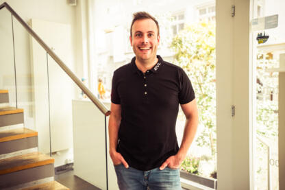 Abbildung eines Mannes vor einer Treppe als Symbolik für den 'EVL-Umzugsservice'