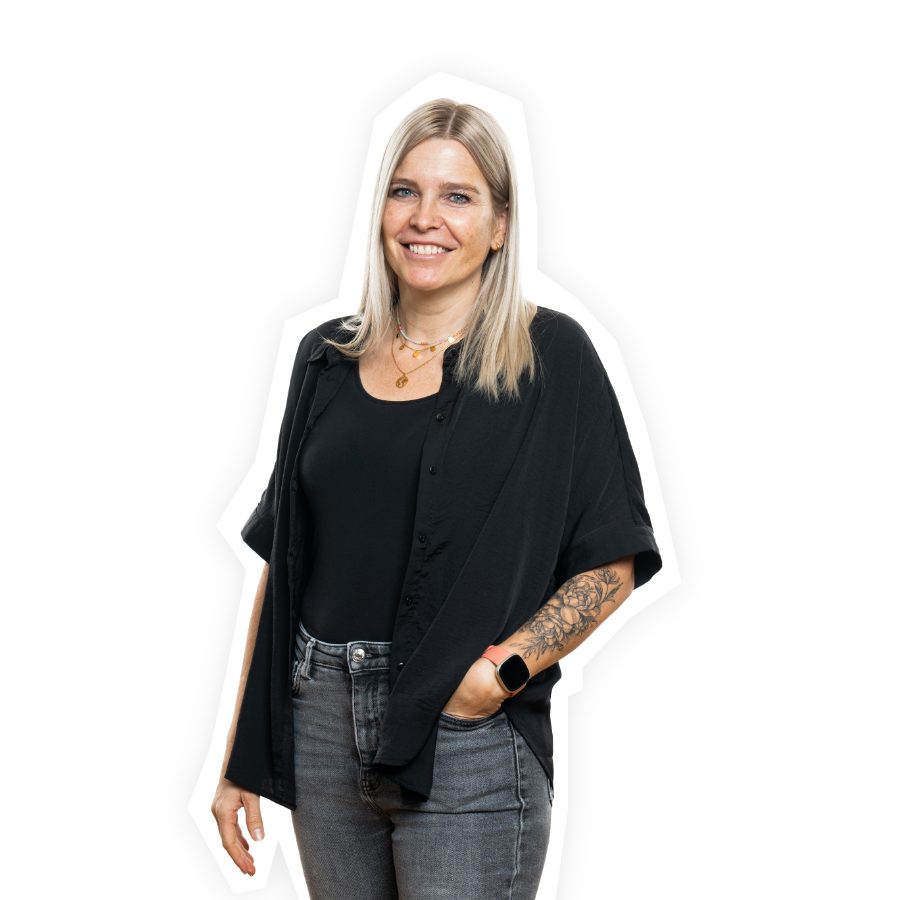 Junge Frau in Freizeitkleidung mit Hand in Hosentasche. Headergrafik E-Tanken