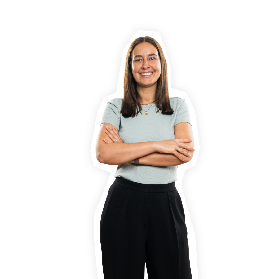 Junge Frau verschränkt Arme und lächelt zuversichtlich. Headergrafik Gas