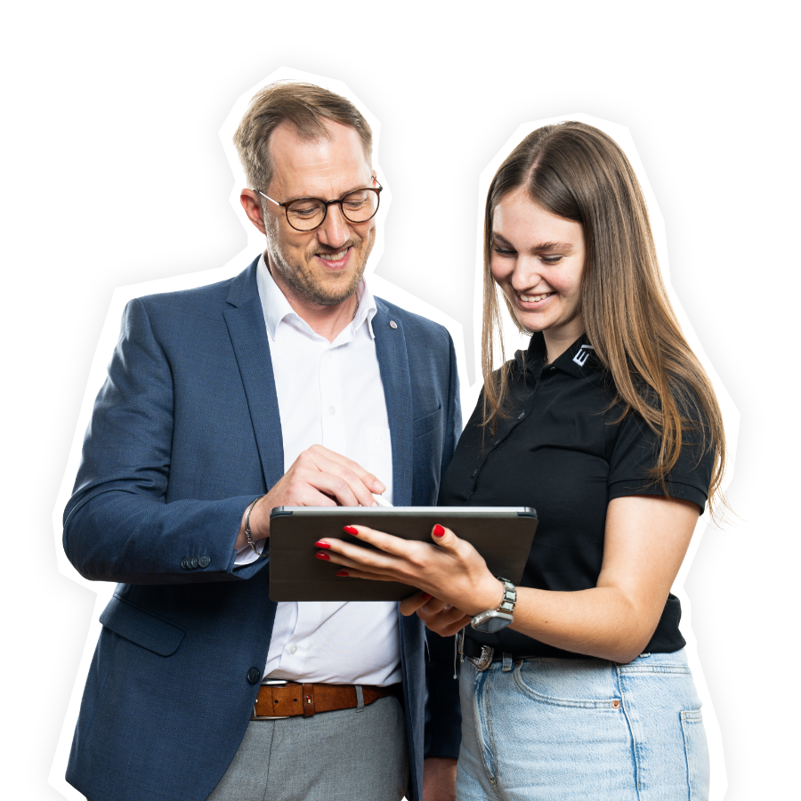 Geschäftskunde und EVL-Mitarbeiterin schauen gemeinsam auf Tablet.