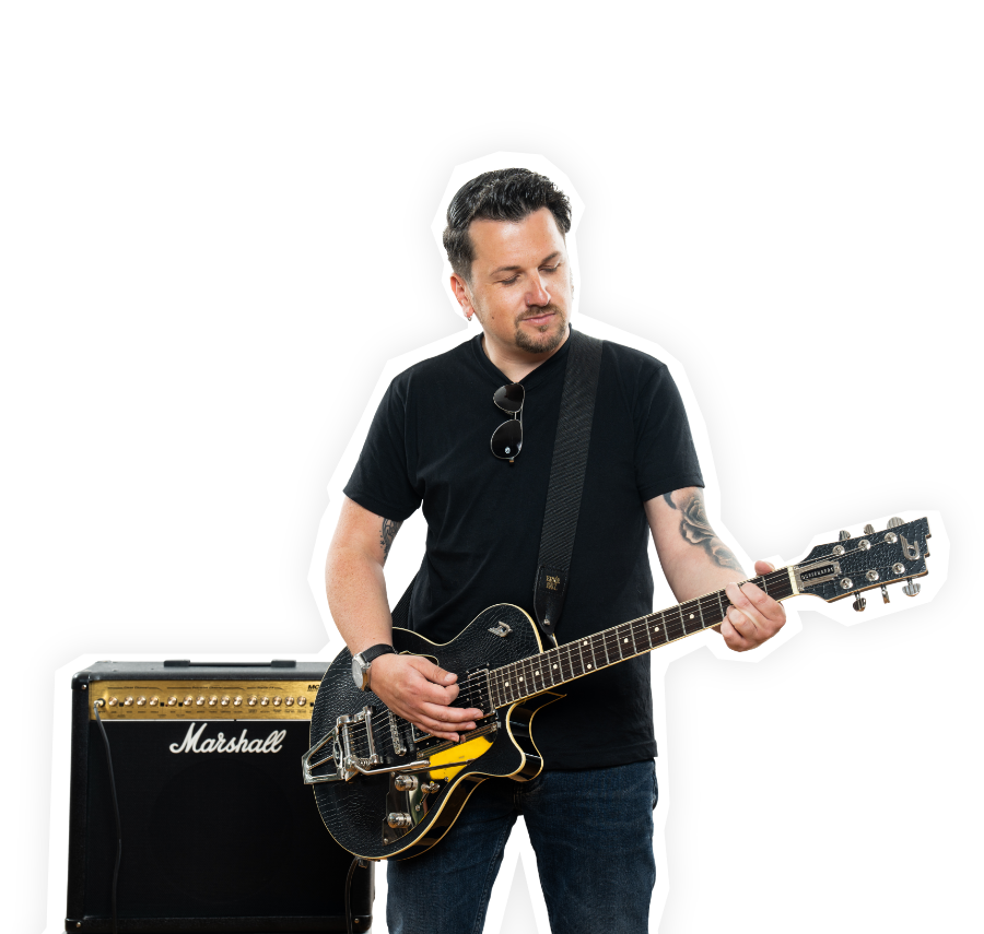 Mann mit E-Gitarre vor Domkulisse – Symbol für Musik und regionale Energie