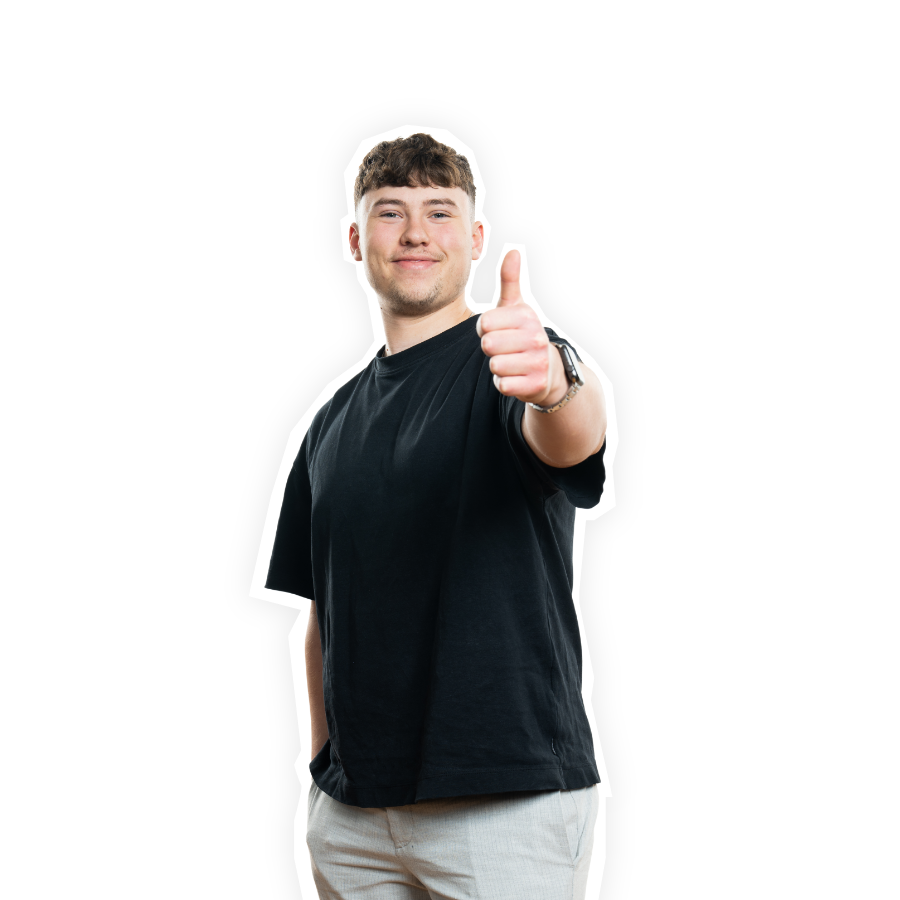 Junger Mann in Freizeitkleidung zeigt Daumen hoch und lächelt zuversichtlich