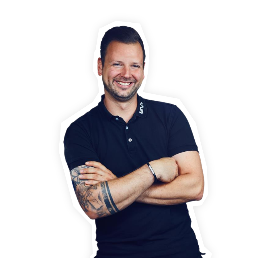 EVL-Mitarbeiter lächelt mit verschränkten Armen. Headergrafik Fernwärme.