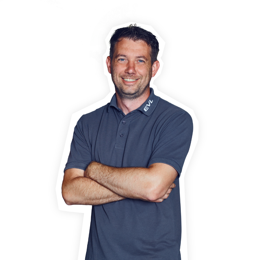 EVL-Mitarbeiter lächelt mit verschränkten Armen. Headergrafik Netzbereich Strom