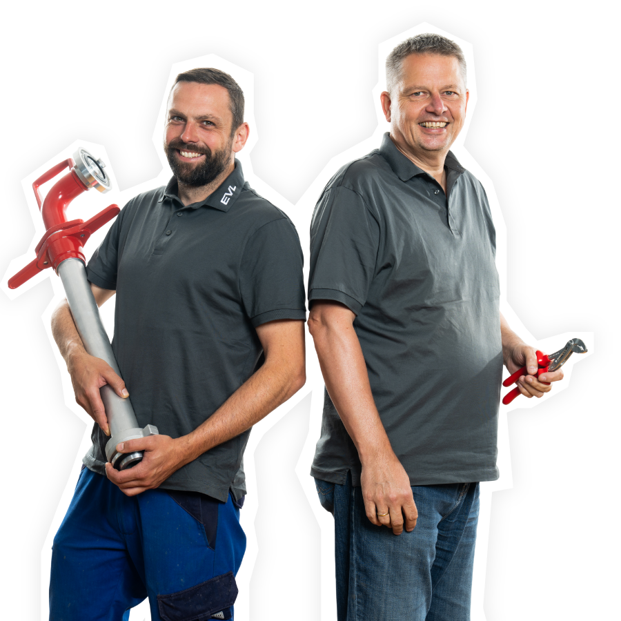 EVL-Techniker halten lächelnd Stahlrohr und Werkzeug. Headergrafik Wasser