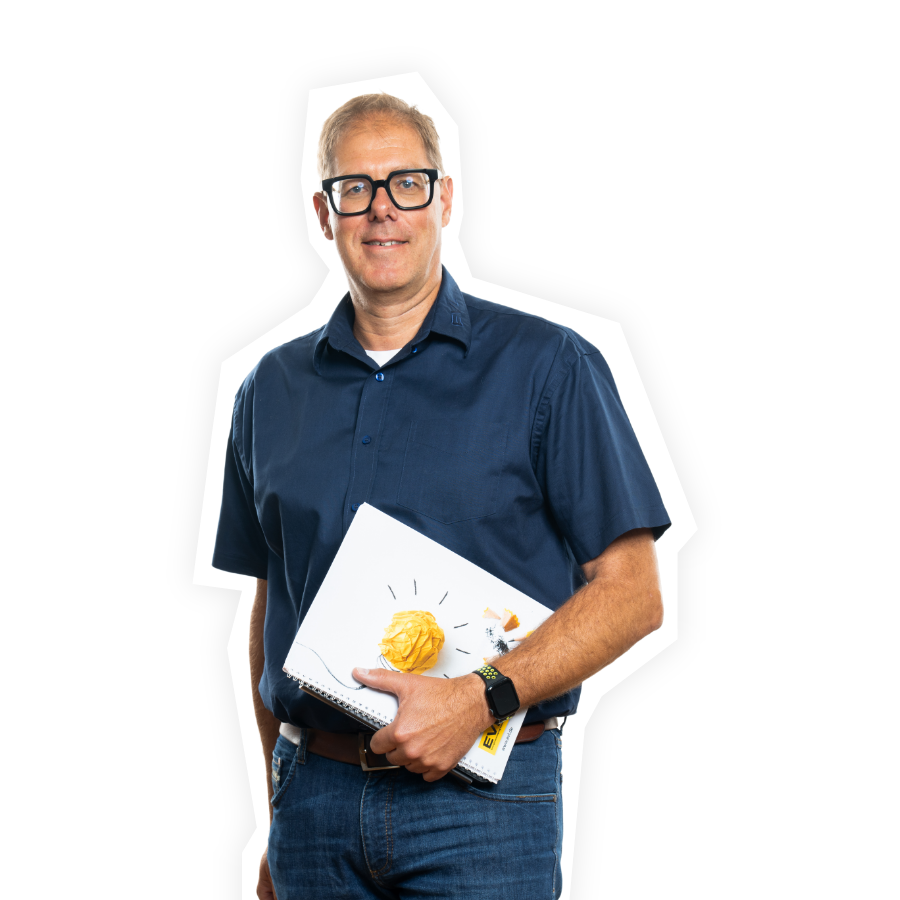 Mann mit Brille hält EVL-Block und lächelt. Headergrafik THG-Quote