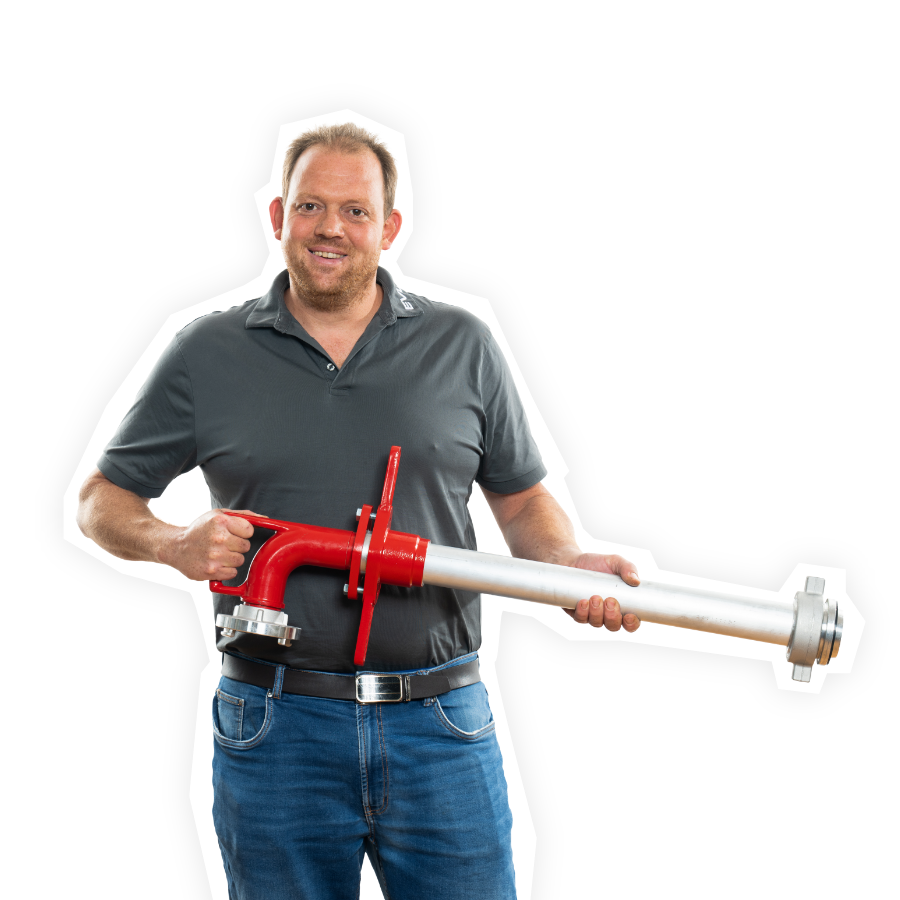 EVL-Servicetechniker hält lächelnd Strahlrohr. Headergrafik Wasserversorgung